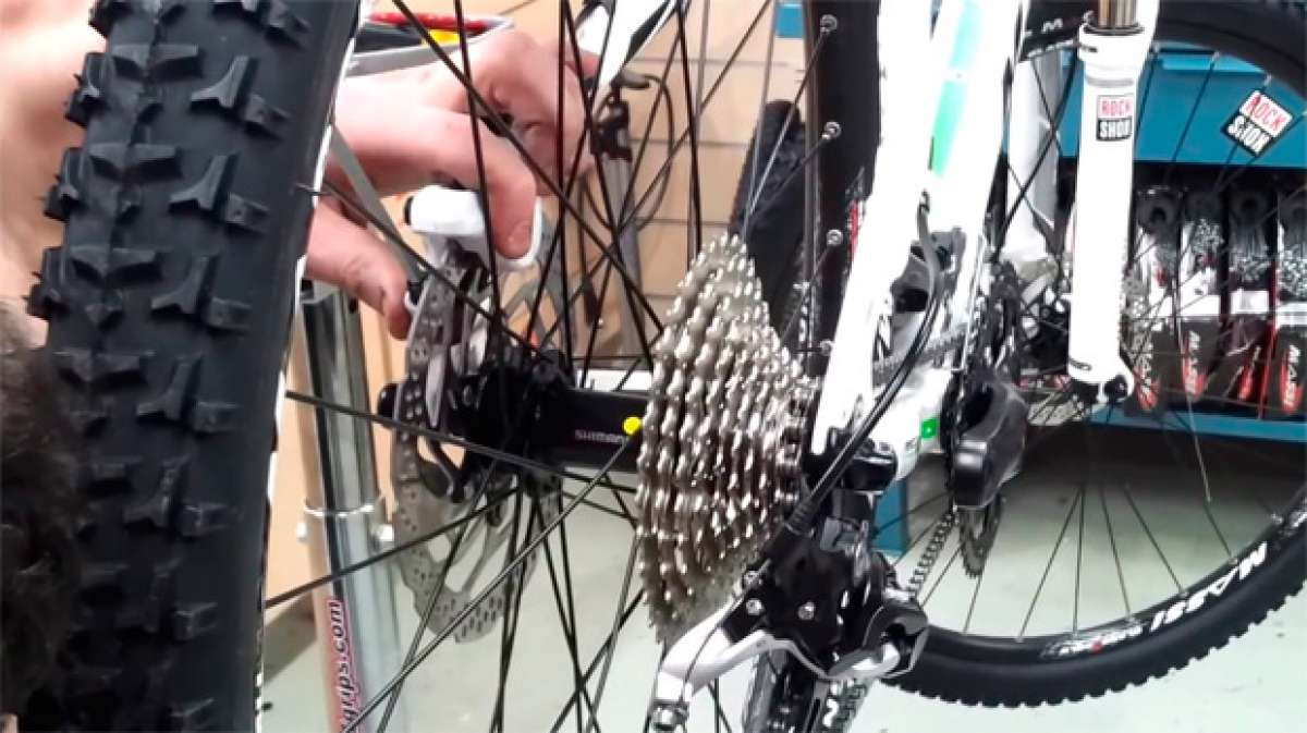 Cómo ajustar la pinza de los frenos hidráulicos de disco de una bicicleta  de montaña?